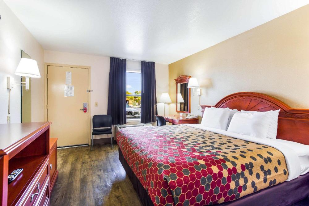 King Room - Non-Smoking interior